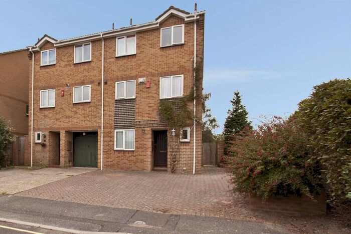 6 Bedroom Town House To Rent In Bedroom Semi Detached Town House In Bournemouth, BH12