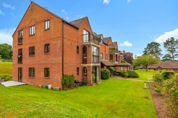 2 Bedroom Flat For Sale In Farmoor, West Oxford, OX2