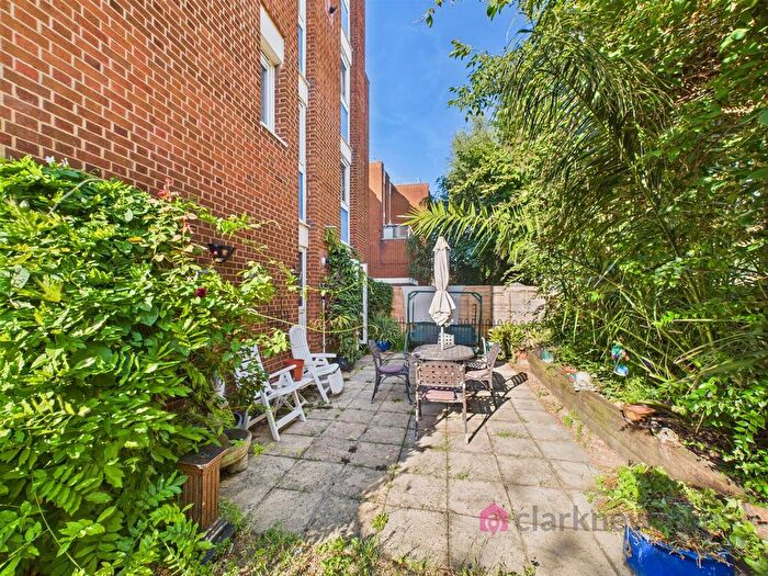 2 Bedroom Flat For Sale In Diamond House, Roman Road, London, E3