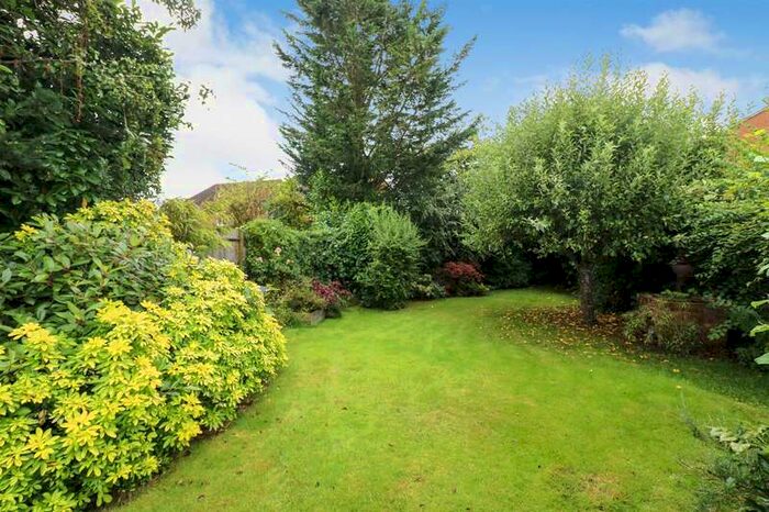 3 Bedroom Semi-Detached House For Sale In Chiswell Green Lane St. Albans, AL2