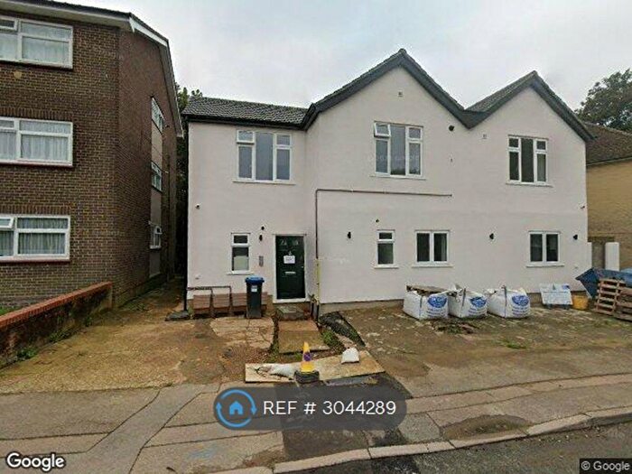 3 Bedroom Flat To Rent In Lucas House, Caterham, CR3