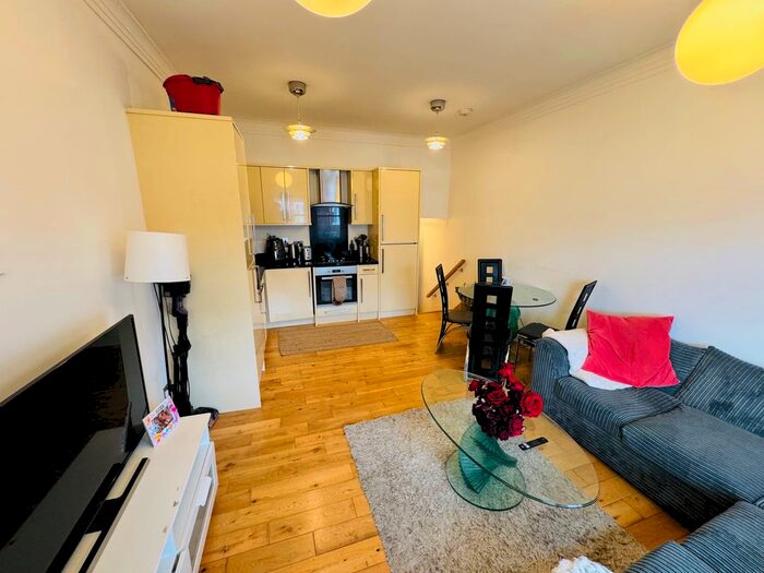 3 Bedroom Flat To Rent In Trinity Road, London, SW17