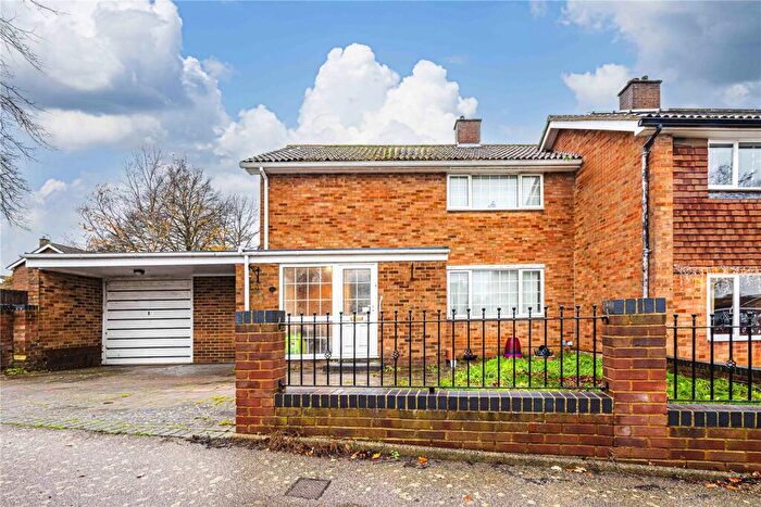 4 Bedroom End Of Terrace House For Sale In Middleknights Hill, Hemel Hempstead, Hertfordshire, HP1