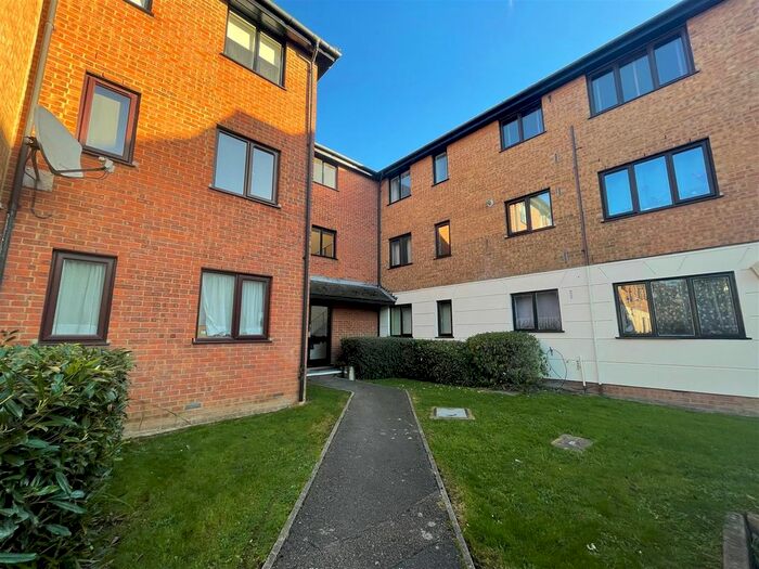 1 Bedroom Flat To Rent In Parrots Field, Hoddesdon, EN11