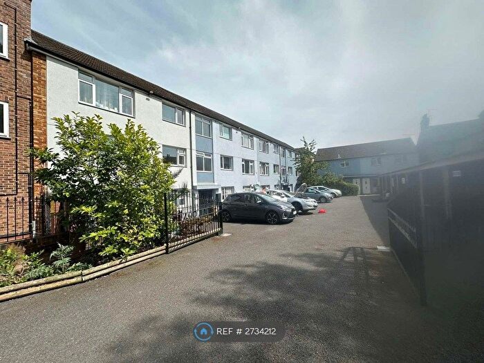 2 Bedroom Flat To Rent In Albert Road, London, E18