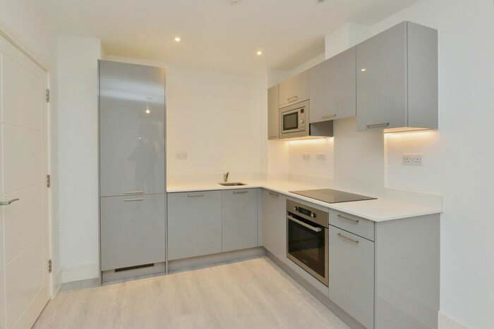 1 Bedroom Flat To Rent In Towergate House, Milton Keynes, MK9