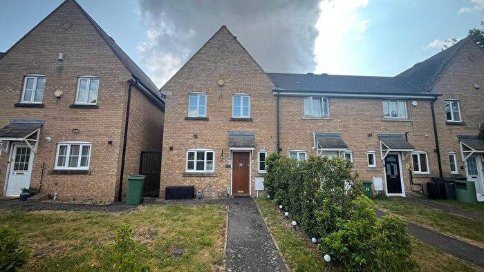 4 Bedroom Semi-Detached House To Rent In Hubbards Close, Uxbridge, UB8