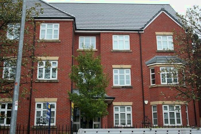 2 Bedroom Flat To Rent In Hardy Close, Dukinfield, SK16