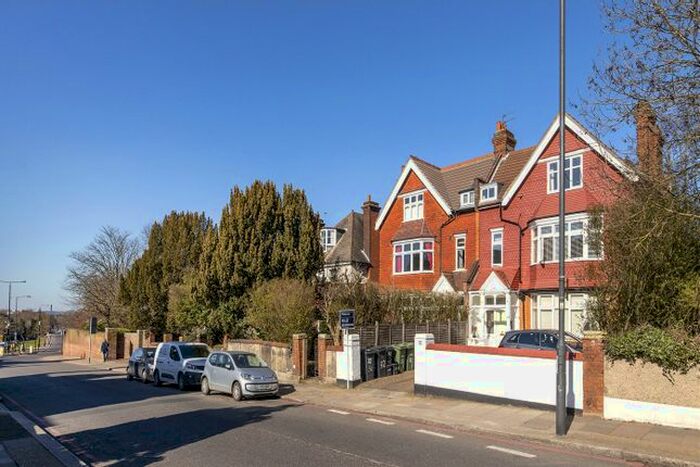 2 Bedroom Flat To Rent In Tooting Bec Gardens, London, SW16