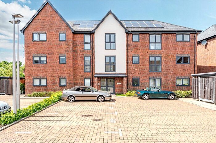 2 Bedroom Flat For Sale In Shelduck Drive, Arborfield Green, Reading, RG2