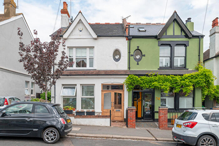 2 Bedroom Flat For Sale In Beach Avenue, Leigh-on-sea, SS9