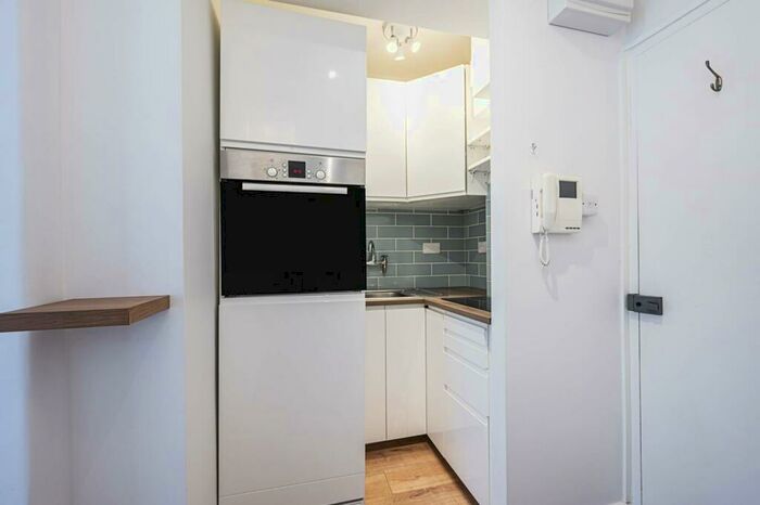 Studio To Rent In Charterhouse Square, Clerkenwell, London, EC1M