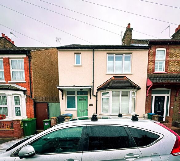 4 Bedroom Semi-Detached House To Rent In Jubilee Road, Watford, WD24