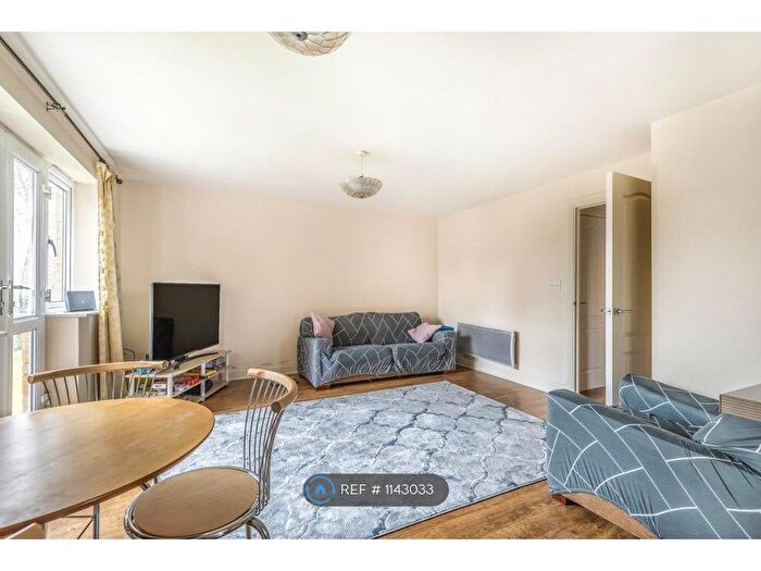 2 Bedroom Flat To Rent In Luscinia View, Reading, RG1