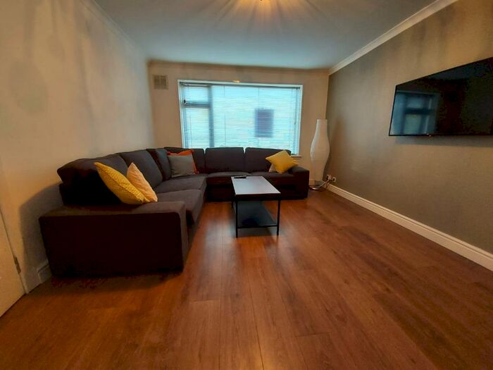 3 Bedroom Terraced House To Rent In Broomhill Avenue, Aberdeen, AB10