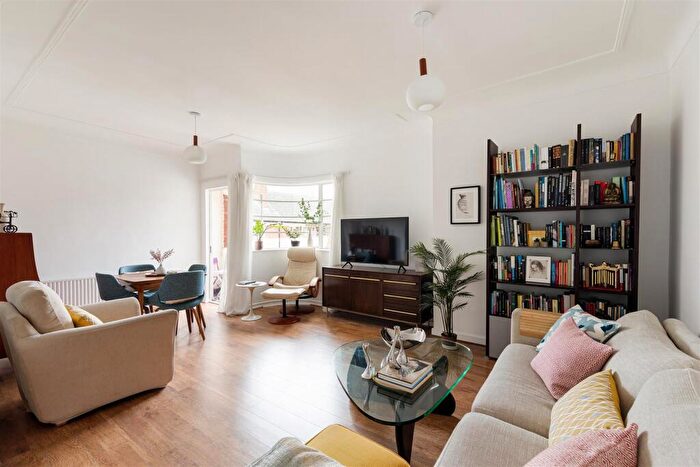 2 Bedroom Apartment For Sale In Hermitage Court, South Woodford, E18