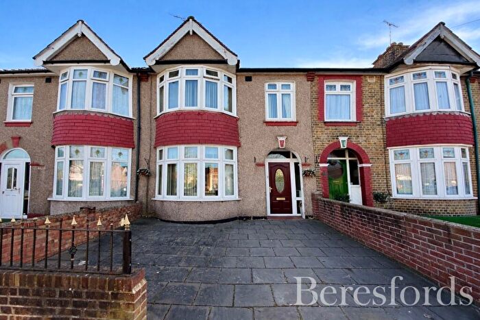3 Bedroom Terraced House For Sale In Upminster Road South, Rainham, RM13
