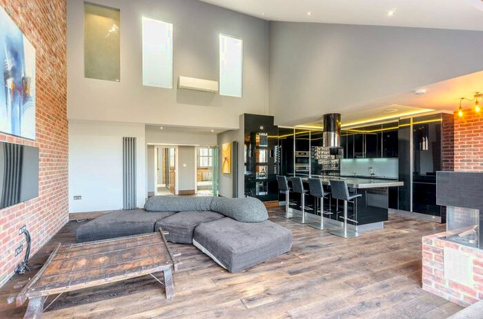 3 Bedroom Flat To Rent In The Highway, Wapping, London, E1W