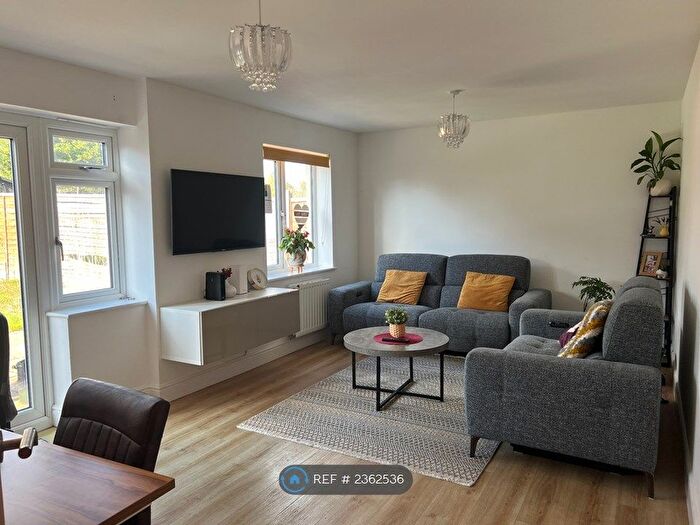 3 Bedroom Semi-Detached House To Rent In Bedgrove, Aylesbury, HP21