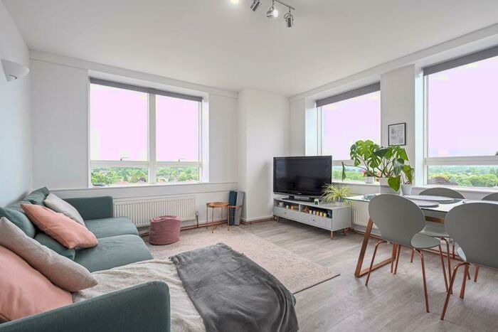 2 Bedroom Flat To Rent In Wellington Close, Walton-on-Thames, KT12