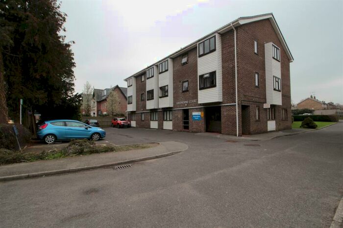 Flat To Rent In Ravendene Court, Southgate, RH10