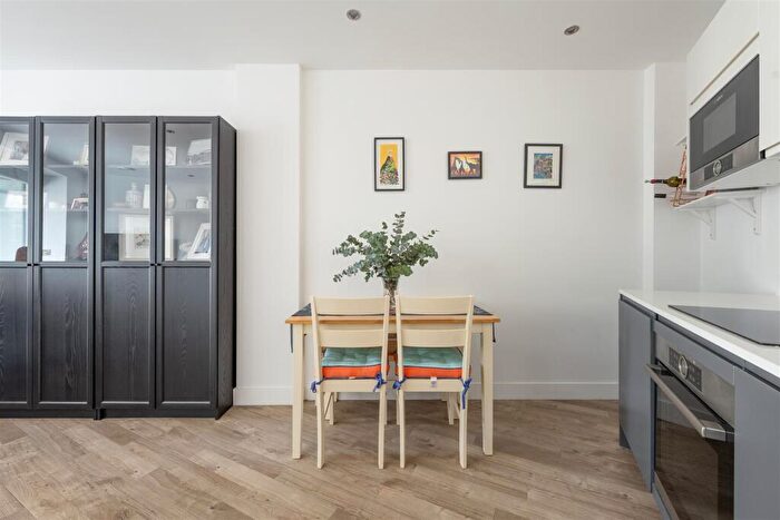 2 Bedroom Flat For Sale In Wansbeck Road, Hackney, E3
