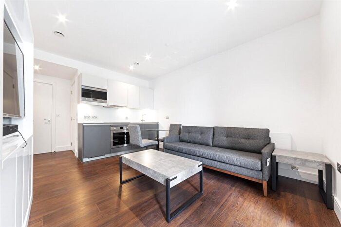 Apartment To Rent In Maine Tower, Harbour Way, London, E14