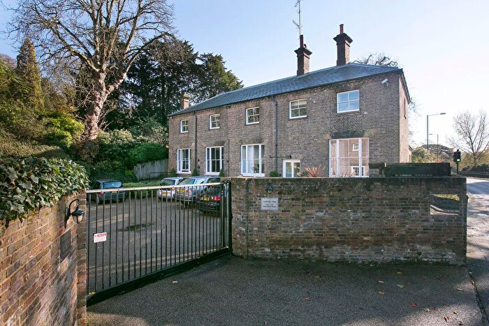 2 Bedroom Flat To Rent In Langholm Lodge, Richmond, TW10