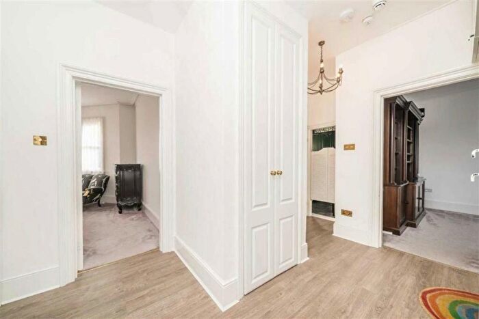 3 Bedroom Flat To Rent In Gloucester Road, Teddington, TW11
