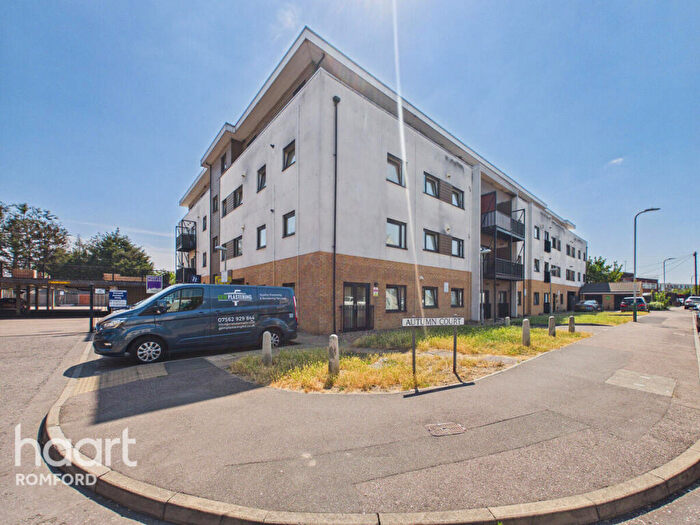 3 Bedroom Apartment For Sale In Spring Gardens, Romford, RM7