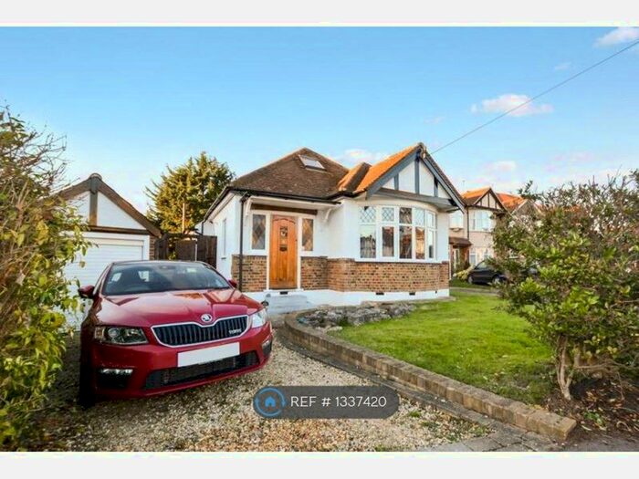3 Bedroom Detached House To Rent In Woodside Close, Berrylands, Surbiton Surrey., KT5
