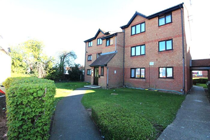 Flat To Rent In Larmans Road, Enfield, EN3