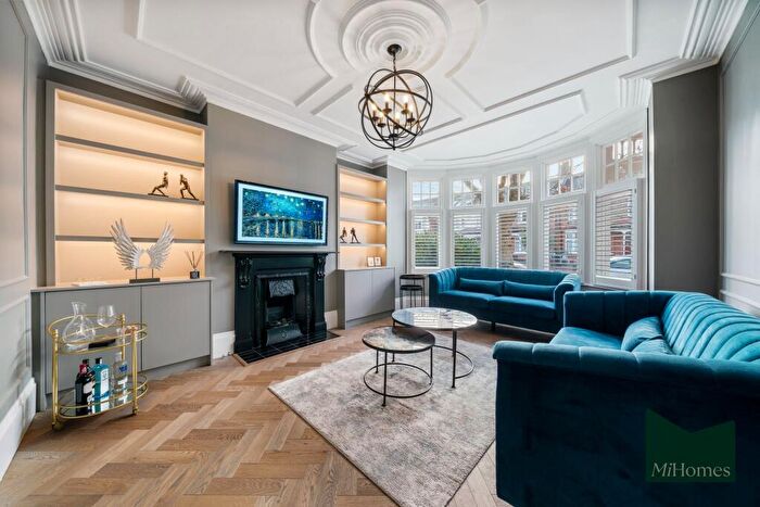 1 Bedroom Flat For Sale In Oakfield Road, London, N14