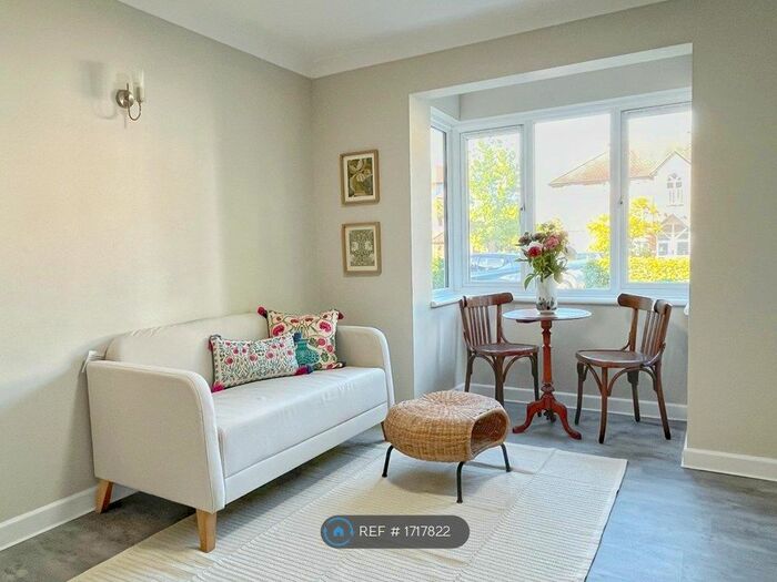 1 Bedroom Flat To Rent In Cotswold Way, Worcester Park, KT4