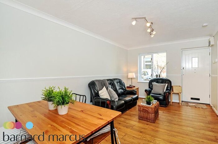 3 Bedroom Flat To Rent In Birkbeck Road, London, W3