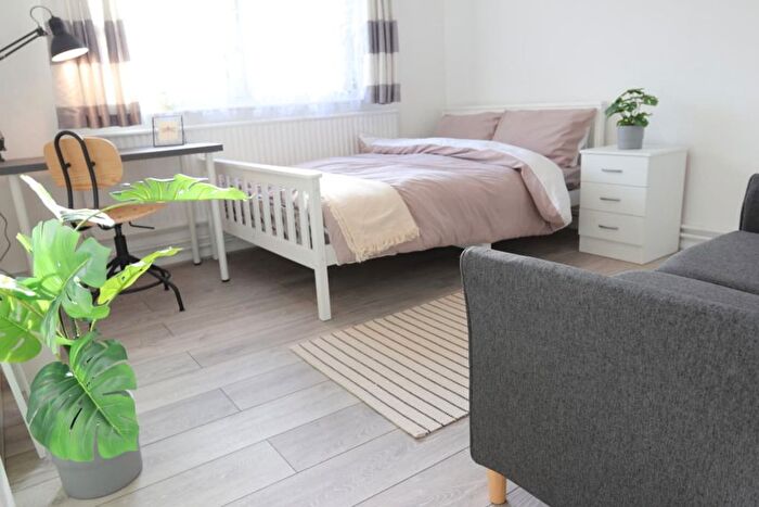 1 Bedroom Flat To Rent In Rosebank Gardens, London, E3