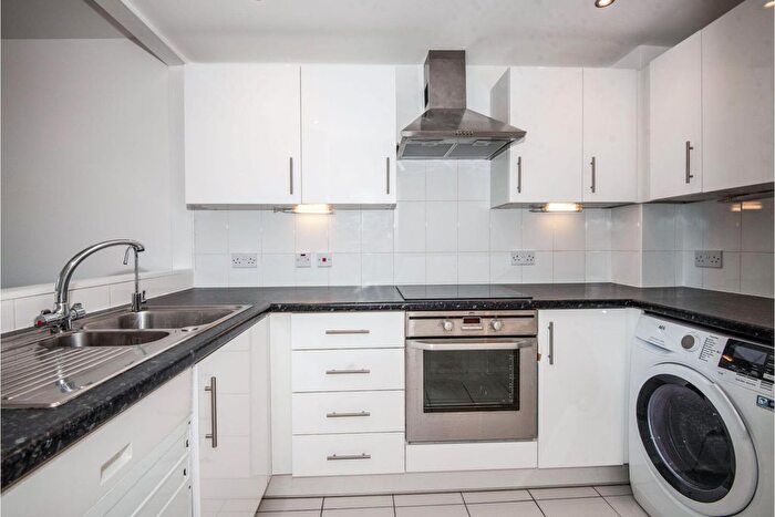 2 Bedroom Flat To Rent In Phoenix Way, London, SW18