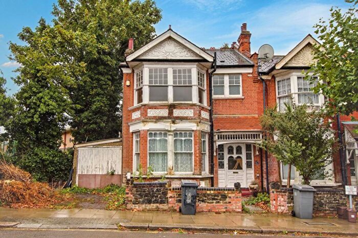 3 Bedroom End Of Terrace House For Sale In Netherfield Road, London, N12