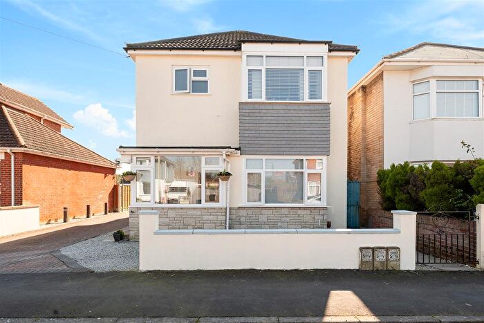 4 Bedroom Detached House For Sale In Kingswell Road, Ensbury Park, Bournemouth, BH10