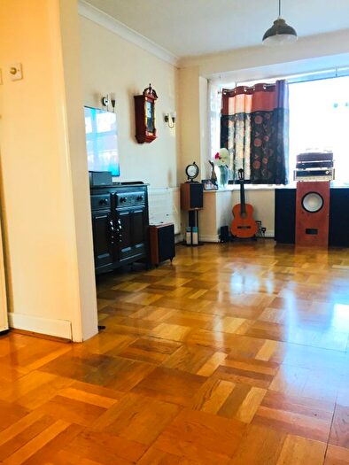 3 Bedroom Semi Detached House To Rent In Tintern Way, West Harrow, HA2