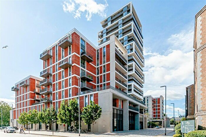 Flat To Rent In Gartons Way, SW11