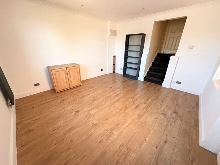 2 Bedroom Flat To Rent In High Road, North Finchley, N12