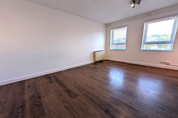 1 Bedroom Flat To Rent In Helford Gardens, SO18