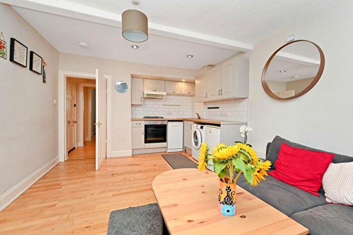 2 Bedroom Flat For Sale In / William Street, West End, Edinburgh, EH3