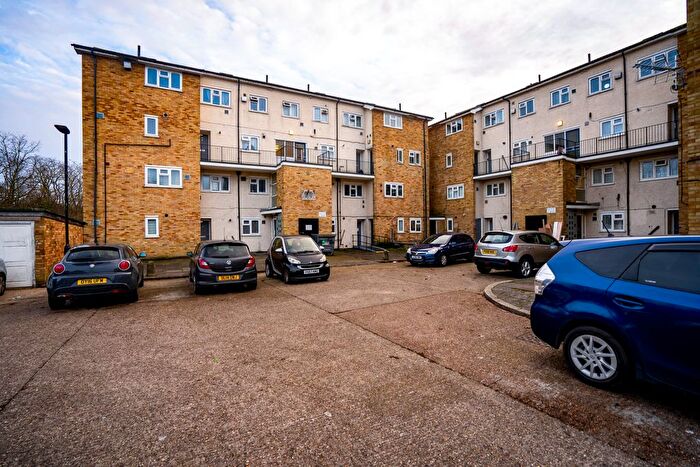 3 Bedroom Flat To Rent In Radcliffe Way, Hayes, UB5