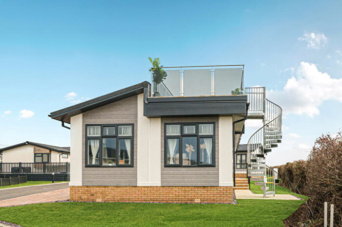 2 Bedroom Park Home For Sale In Milford-On-Sea, Hampshire, SO41
