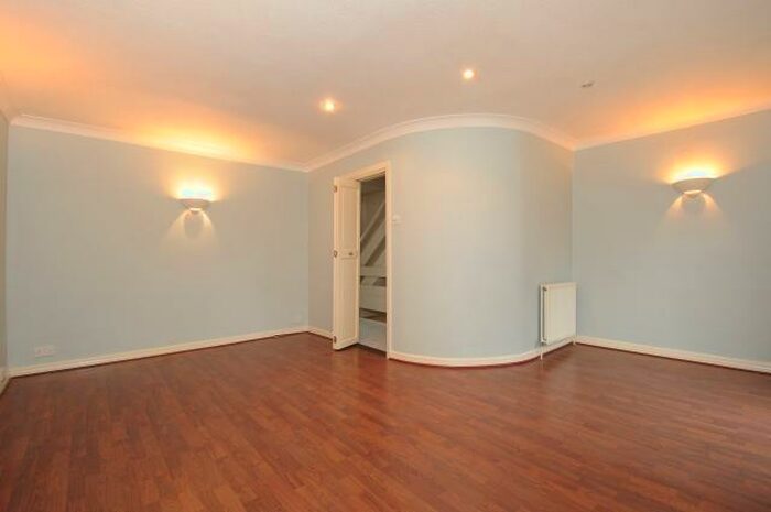 3 Bedroom Town House To Rent In Abingdon, Oxfordshire, OX14