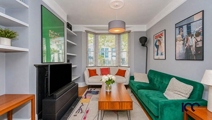 3 Bedroom Terraced House For Sale In Bushberry Road, London, E9 - Photo 2