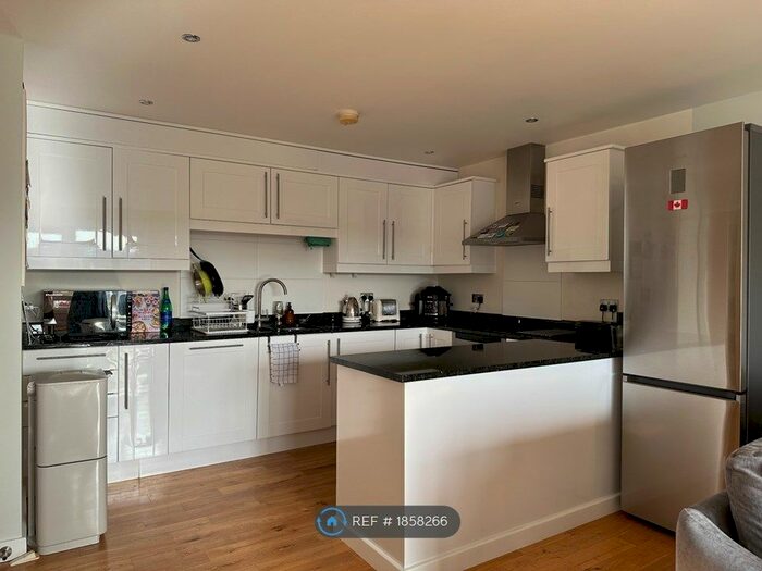 2 Bedroom Flat To Rent In Station Approach, Epsom, KT19