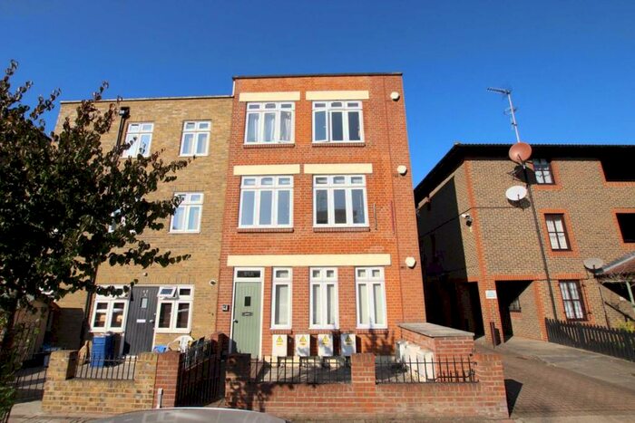 2 Bedroom Flat To Rent In Hertford Road, Haggerston, N1